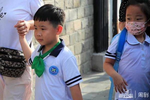 镜头|开学第一天的镜头里，满是牵手与叮嘱