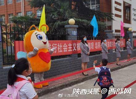 小娃|开学喽！小学生“大娃带小娃”步入校园 有家长红了眼眶