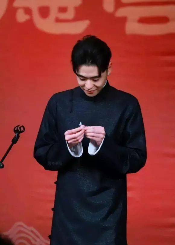 长衫|《德云斗笑社》“一哥”选拔赛！藏在大褂/长衫里的秘密。