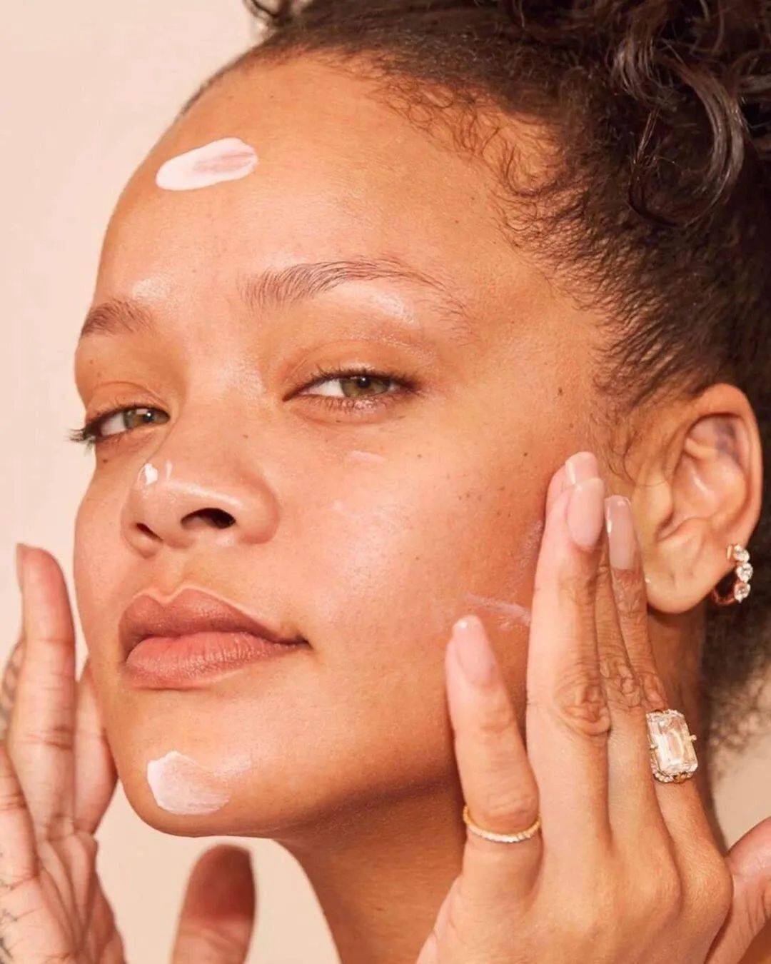 Fenty|Rihanna凭什么横扫BAZAAR九月刊封面？
