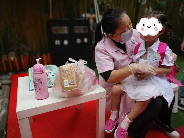 幼儿园|好委屈！开学第二天，这个奶萌奶萌的小女孩被送错幼儿园