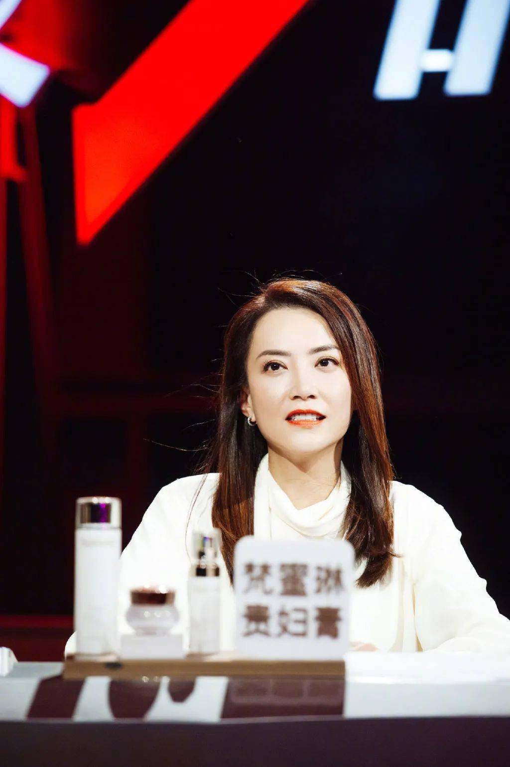 杜华|为什么霍汶希一出现，杜华女士就成了“华华子”？