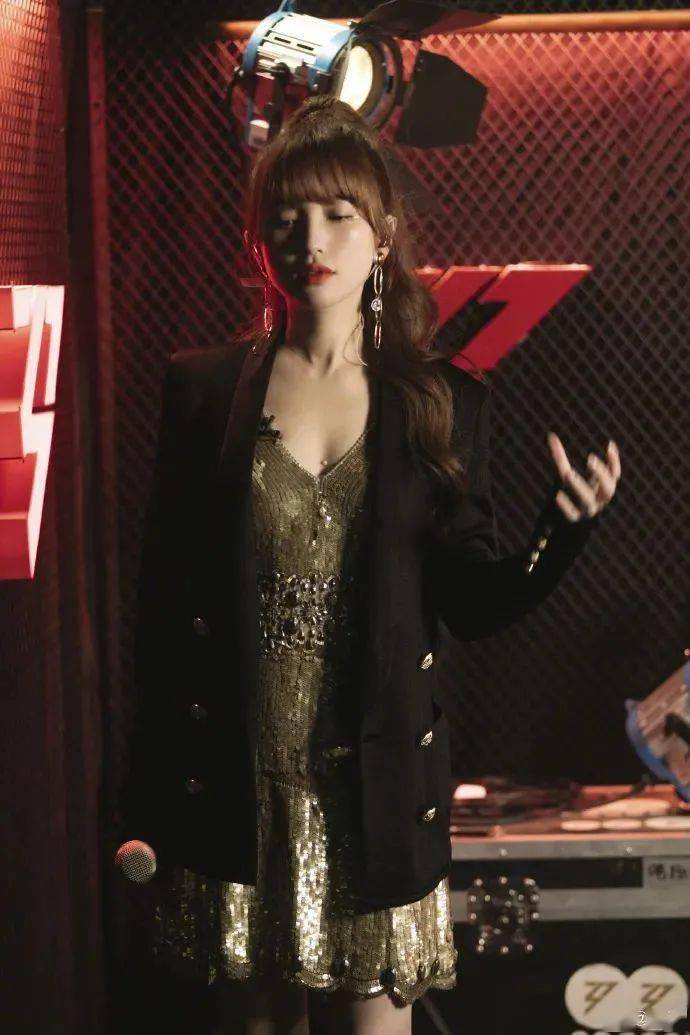 Back|撩起刘海的金莎，是美艳独立的变身Maria！