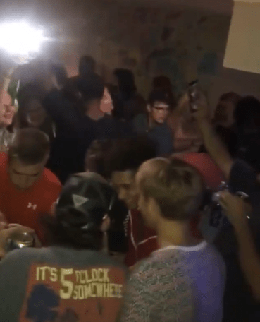 举报|北美观察丨聚众狂欢？小心举报 美大学重开面临新难题