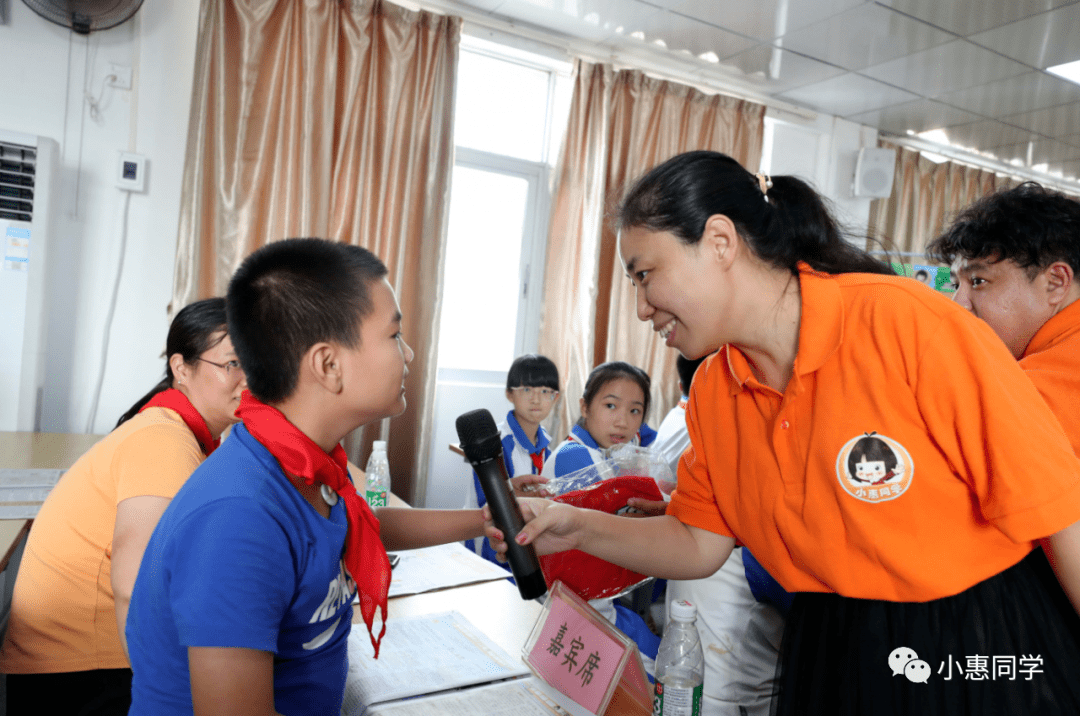 团市委向两帮两促受助贫困生赠阅小惠同学