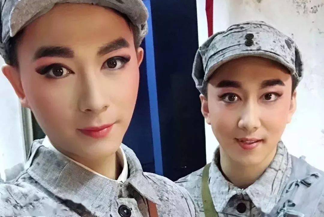 听八大主演谈《突围《突围》是已故国家一级编剧翟剑萍和山东省戏剧