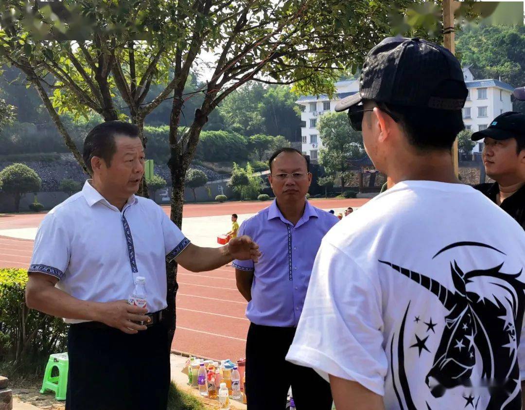 9月3日,县领导陈义军,杨征山,关小菊,秦耀武,段凡徐前往恭城中学,民族