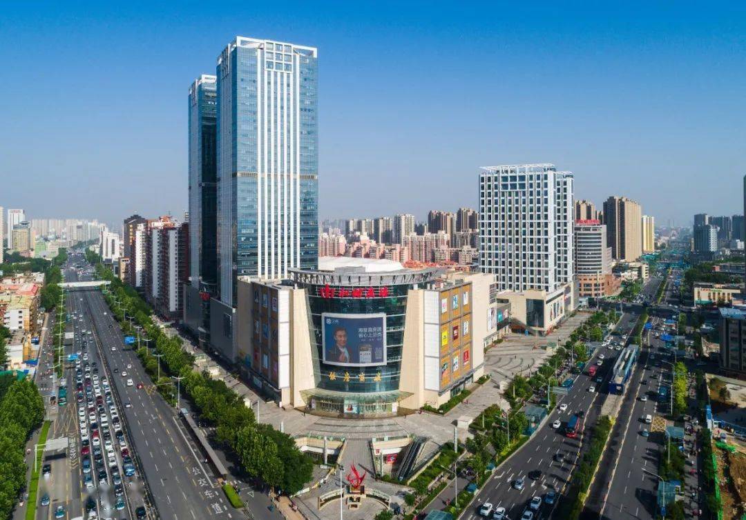 △//络绎不绝的车辆，给和谐广场增添了不少生机坐落于经七路、经十路、