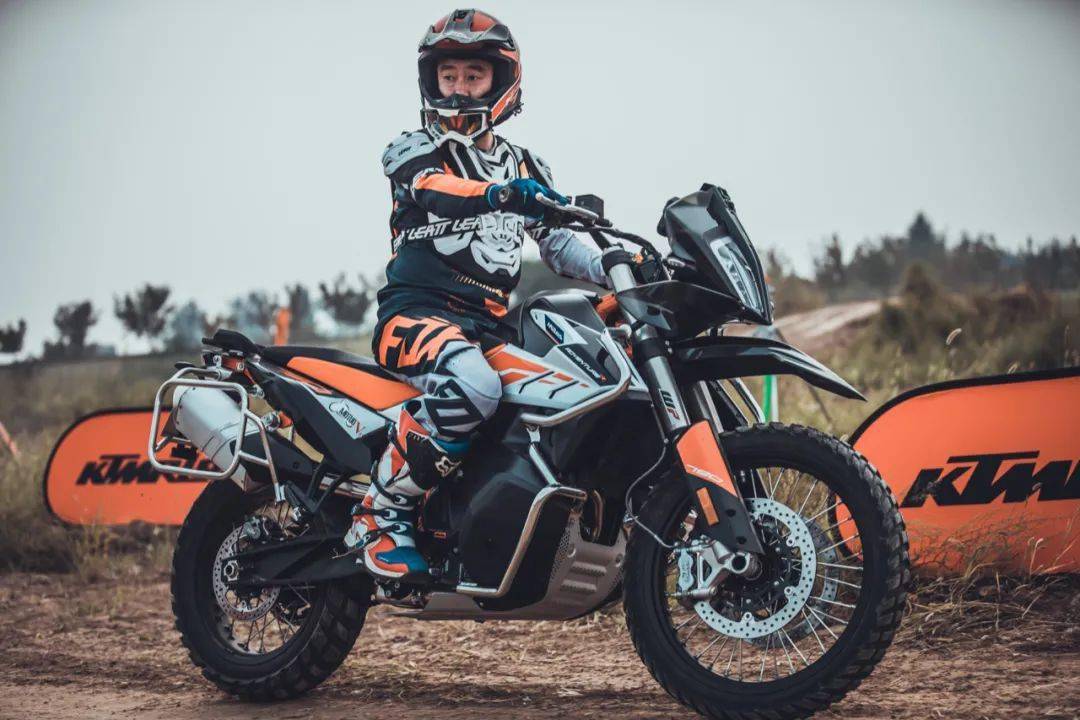 本次培训的车型为ktm 790 adventure,以及具有更长避震行程,更野一些