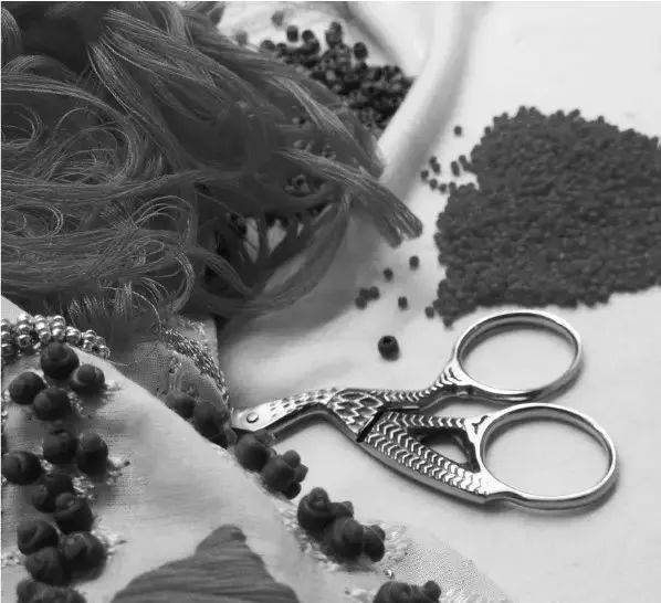 紧身裙|她说：＂女性最美的不是穿着性感紧身裙，而是向世人炫耀香肩和美颈的诱人时刻！＂