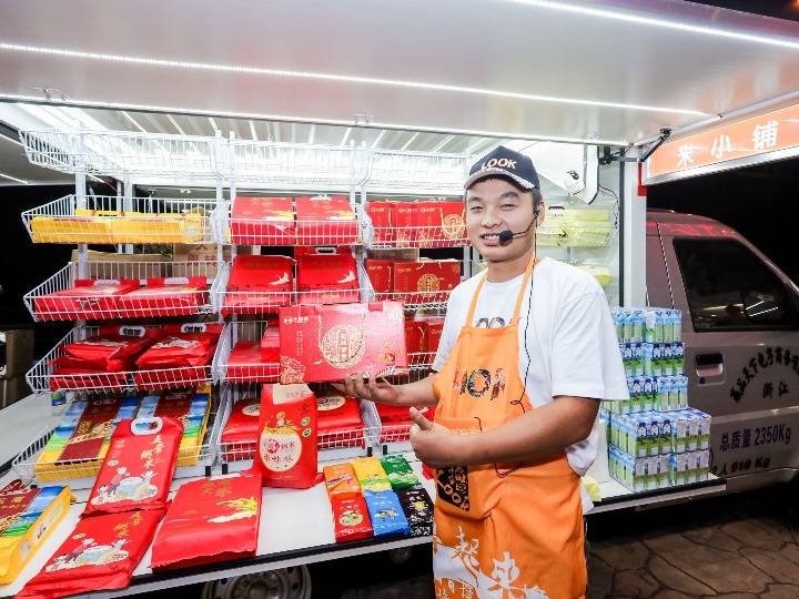 零售|电商恋上“夜经济”，“后备厢集市”现身上海