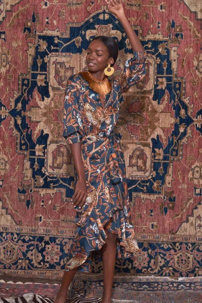 紧身裙|她说：＂女性最美的不是穿着性感紧身裙，而是向世人炫耀香肩和美颈的诱人时刻！＂