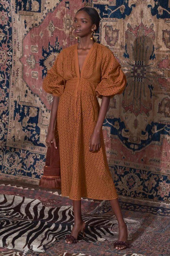 紧身裙|她说：＂女性最美的不是穿着性感紧身裙，而是向世人炫耀香肩和美颈的诱人时刻！＂