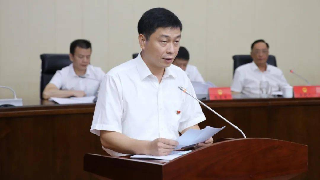 市委常委,市人民政府副市长陈存枫宣读议案