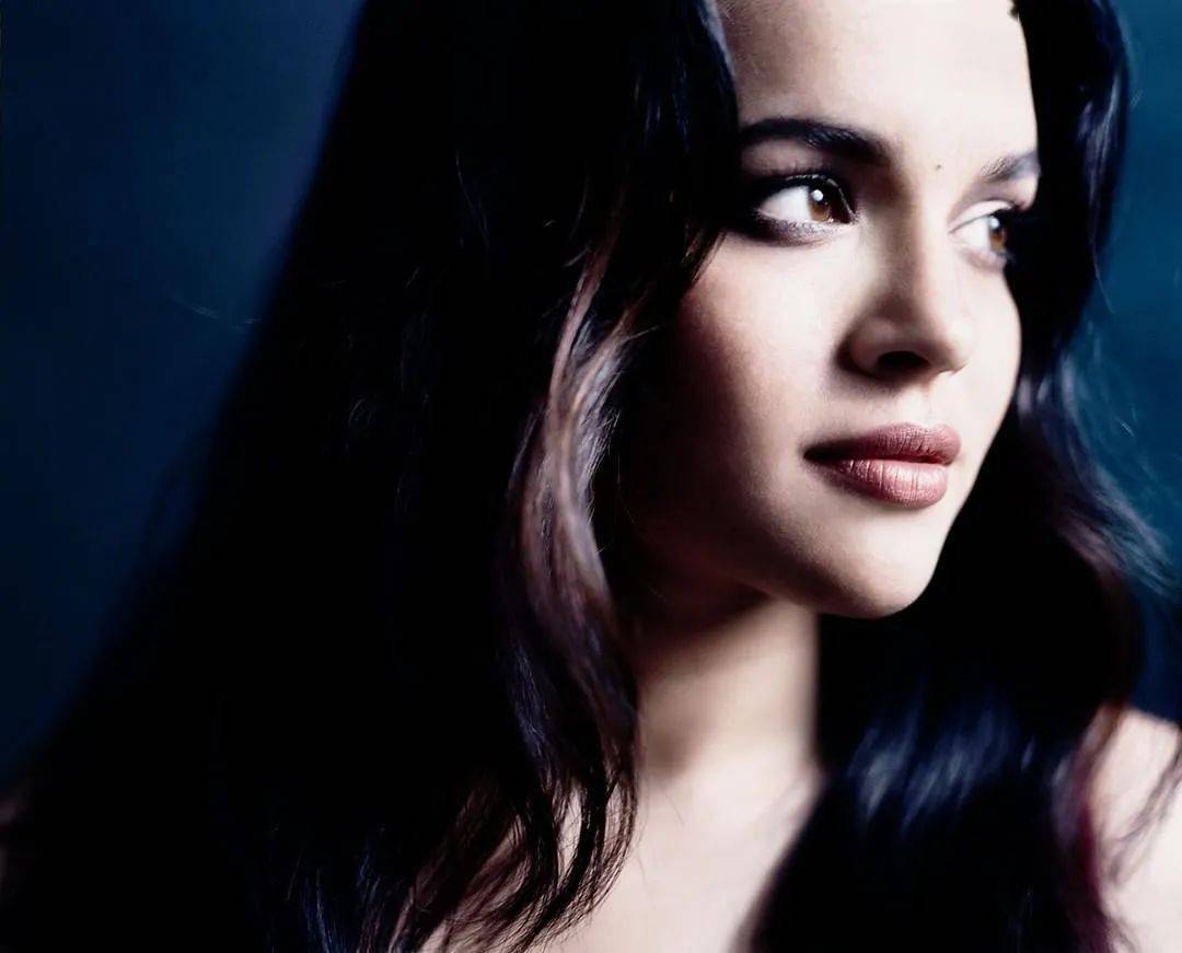 Jones|灵魂天后Norah Jones 登上印度版VOGUE金九封面！