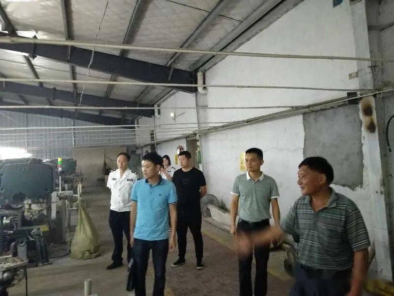 8月31日,县政法委副书记黄振军带队到滔溪镇开展政法综治工作督查,镇