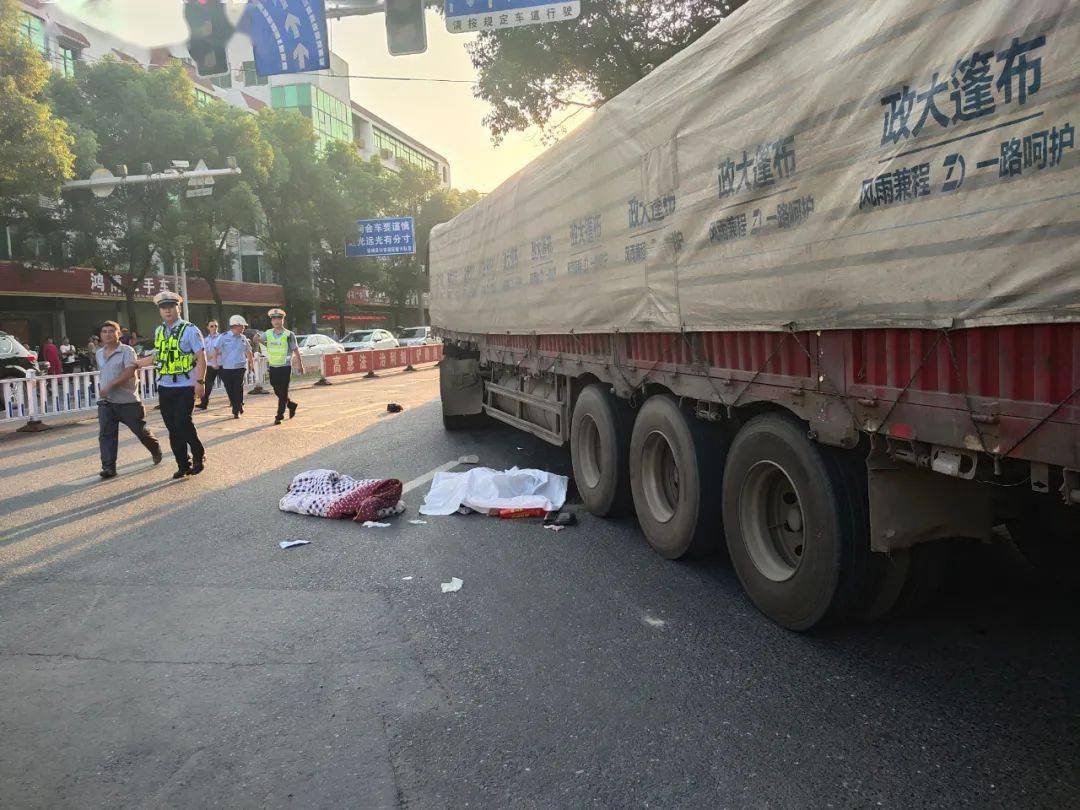 吉安这两人没避让大货车,结果当场死亡._道路