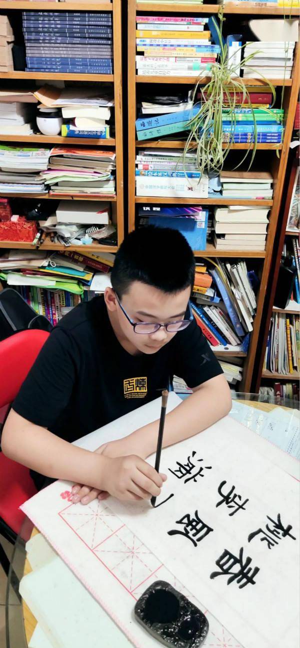 防控|红领巾致敬教师节：老师的眼睛像月亮