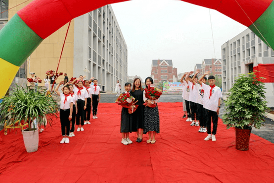 市直五幼领导们为老师献花 汉武路小学校长