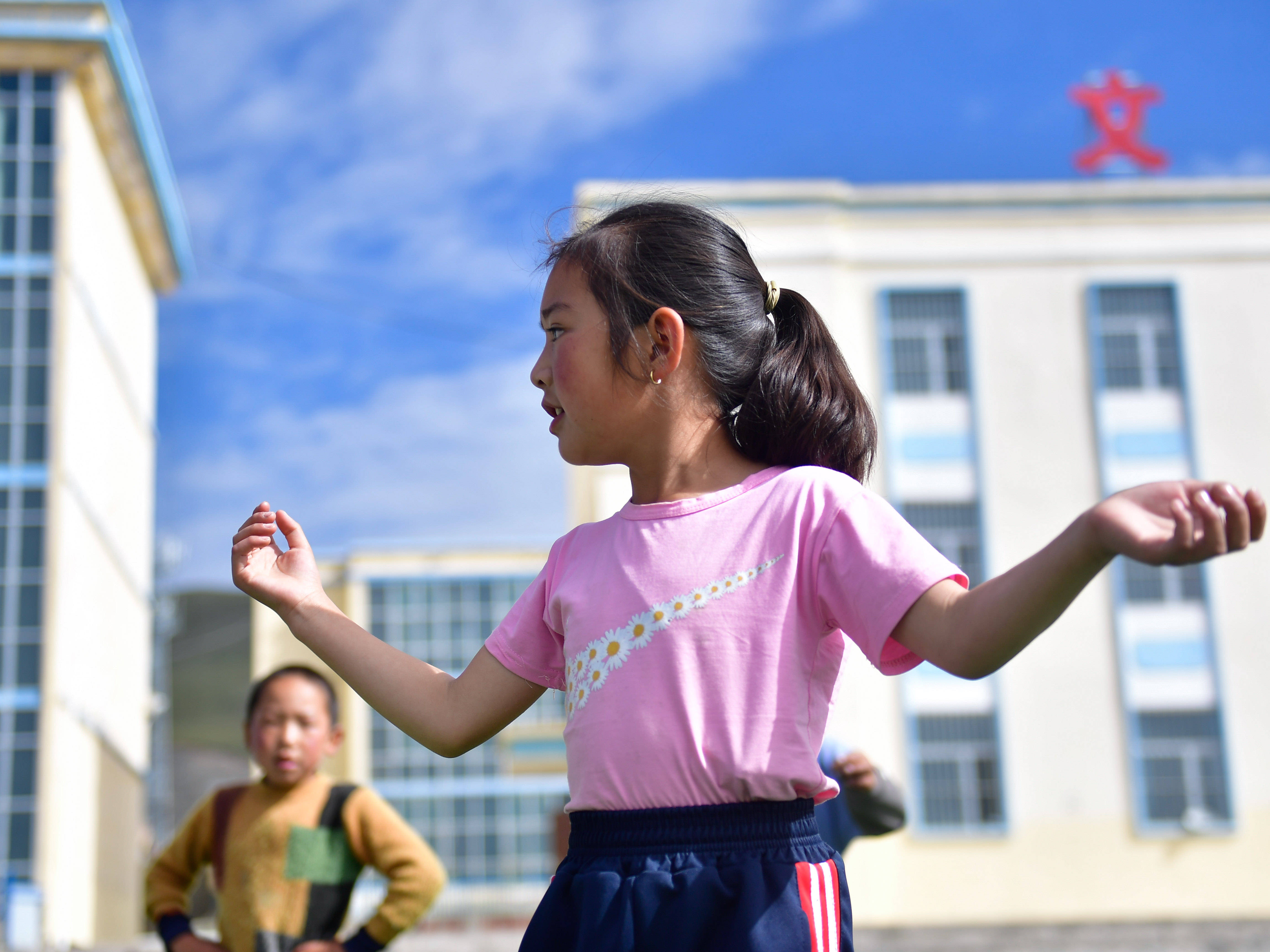 青海:一年级小学生的体育课