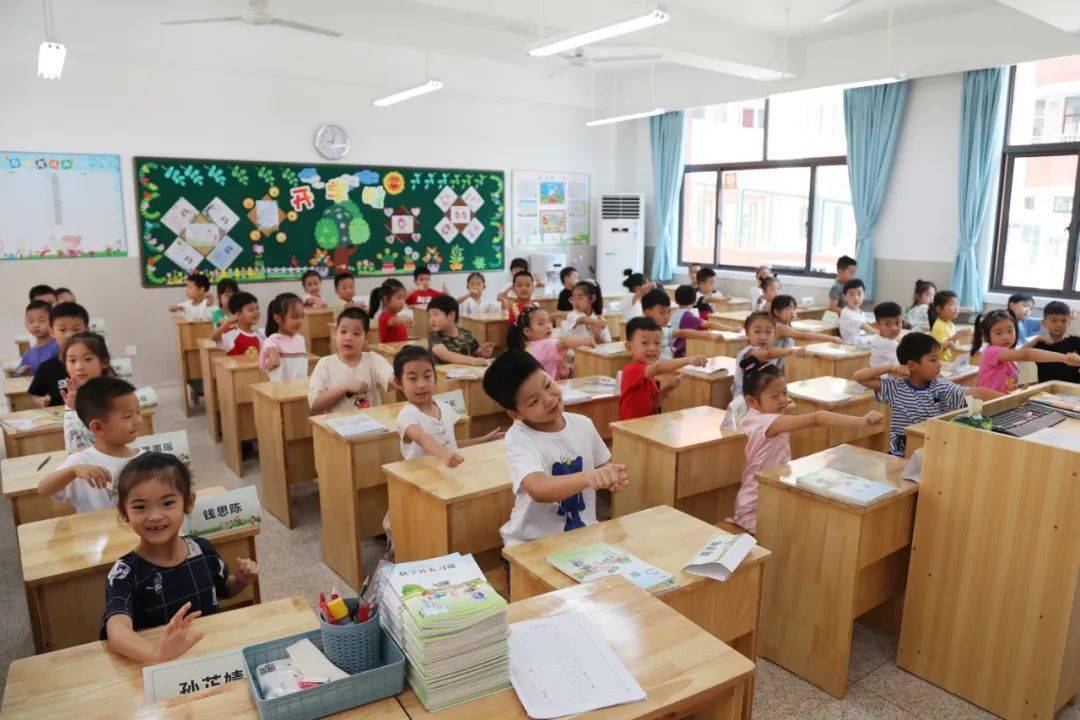 市领导亲切慰问教育工作者_宜兴