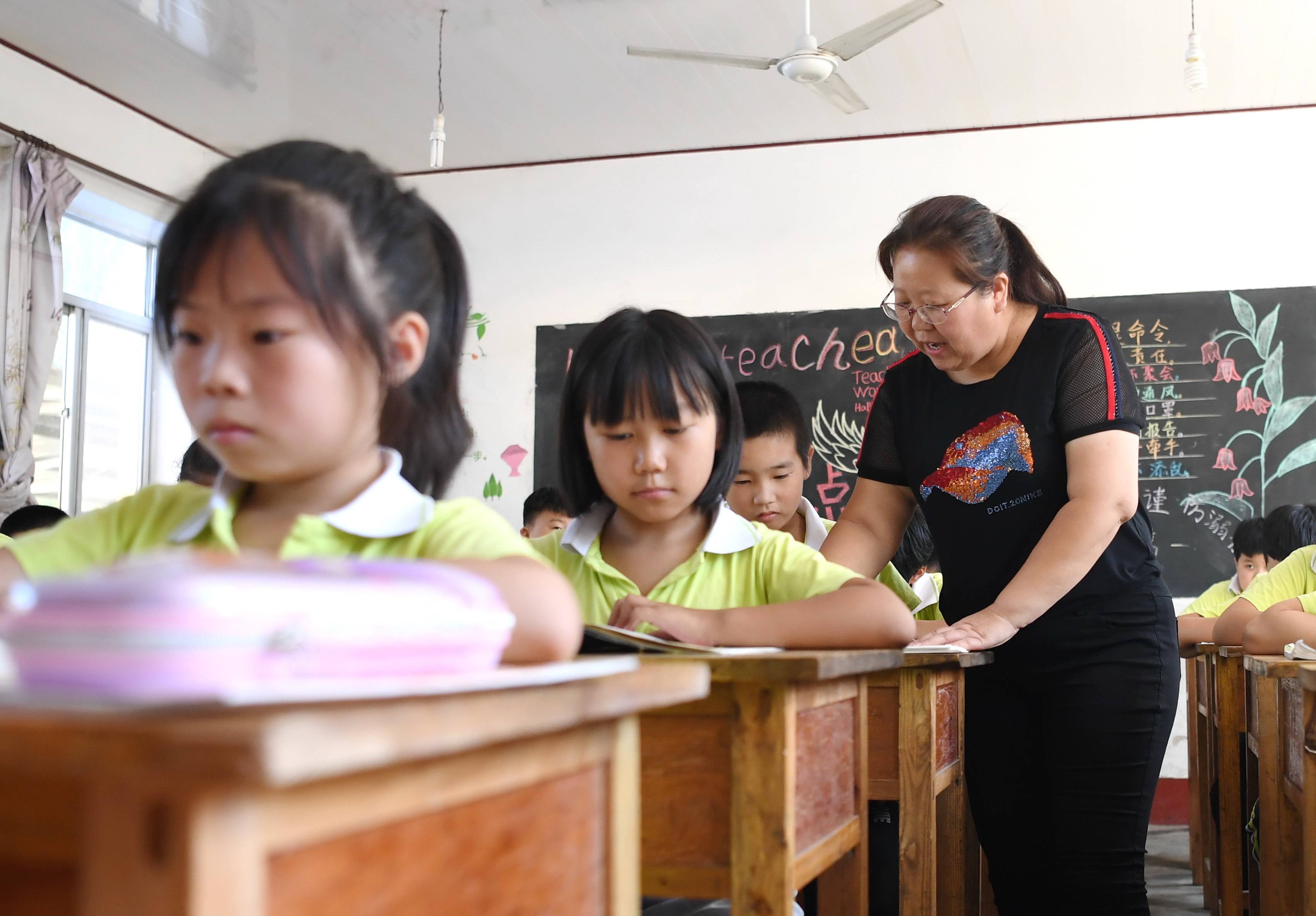 讲台|扎根乡村教育三十载：三尺讲台托起村里娃的求知梦