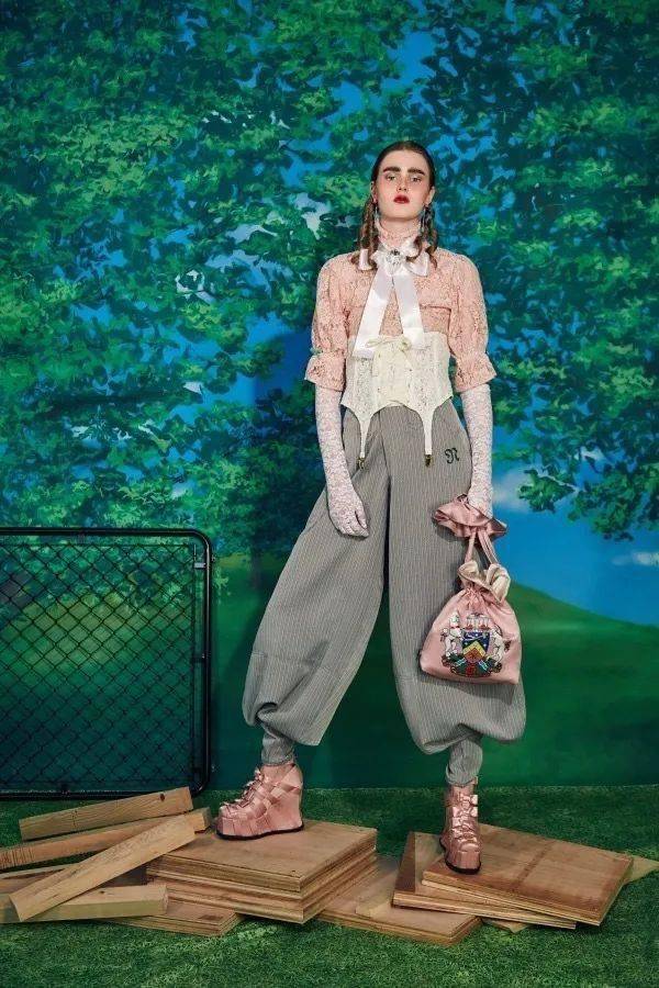 Pose|做过DJ、搞过造型！Pameo Pose用「天鹅湖」延伸复古美学