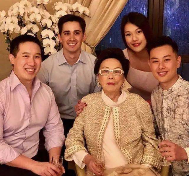 帝王|香港第一阔太：非帝王绿翡翠不戴，丧夫反赚100亿！就连四太见她都低头！