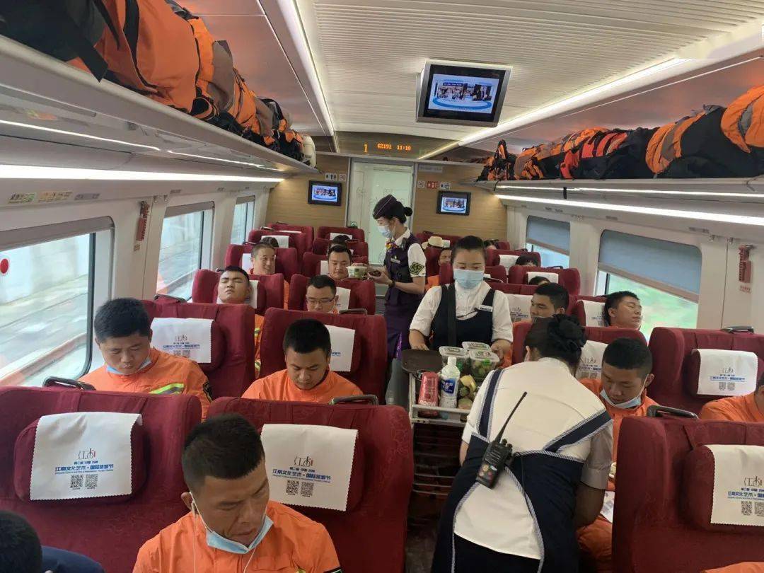 9月3日,18名由湖南支援乐山的抗洪英雄乘坐高铁三车队g2190次列车凯旋