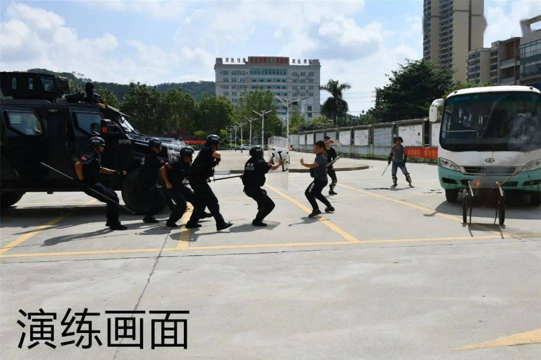 高州市公安局举行社会面巡逻防控突发事件处置演练暨全警实战大练兵