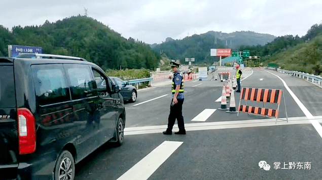 s62余册高速凯里北收费站匝道因货车撞上施工防护限高架绕行 出站车辆