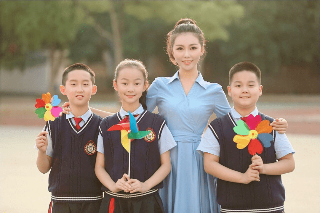 这个青山小姐姐再获殊荣—全国最美教师_华雨辰