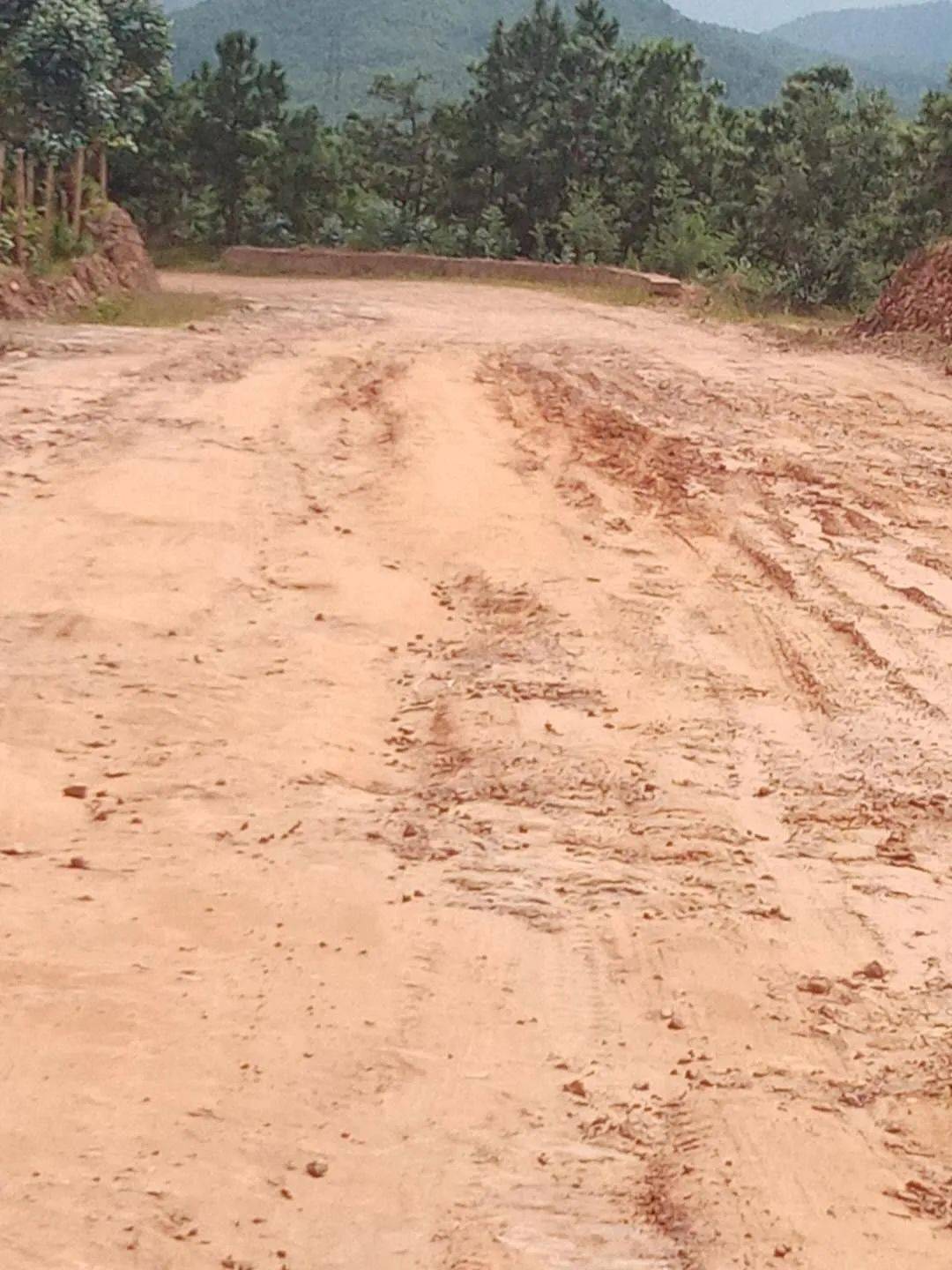 【网友留言】道路泥泞不堪,雨天出行太难了!