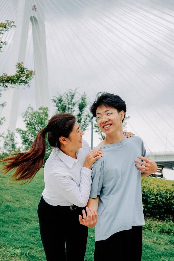 617分|防疫志愿者中的“母子兵”：儿子高考617分 母亲是穿梭江城的网约车司机