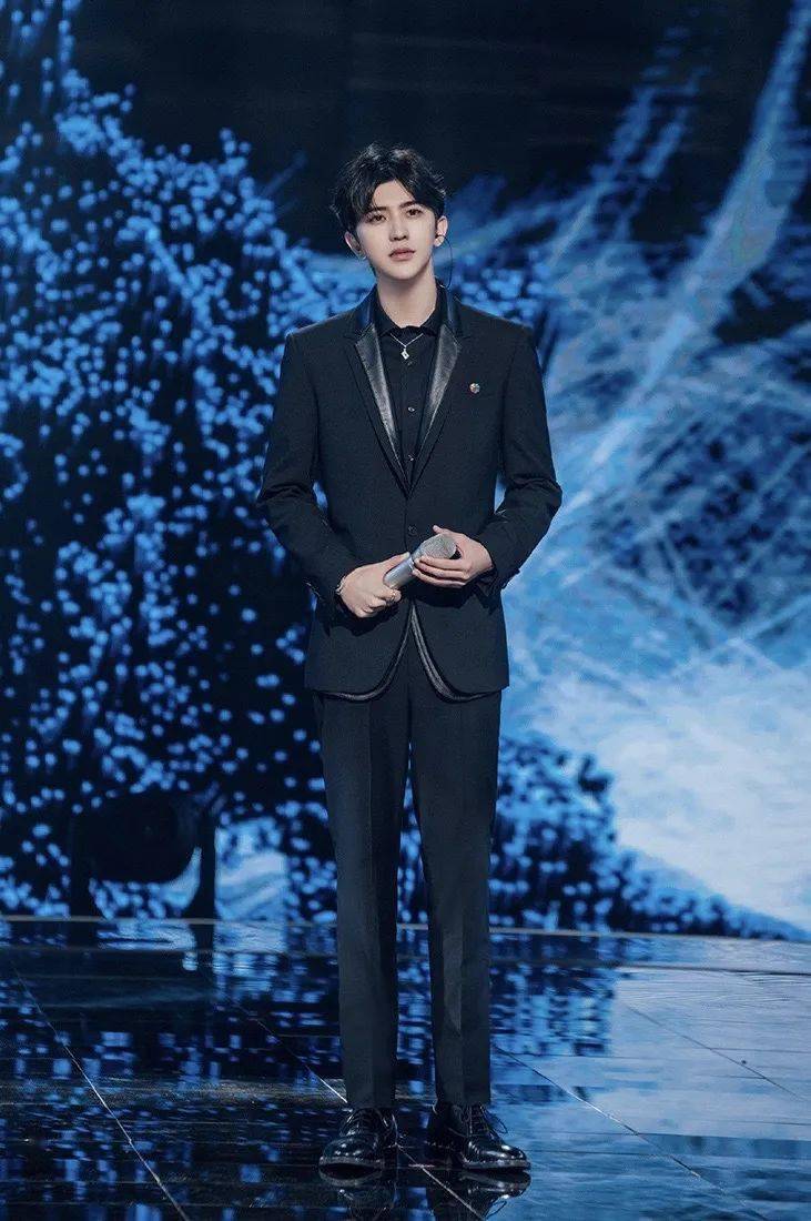 配饰|秦霄贤跨界亮相,如何秒变摇滚低音主唱