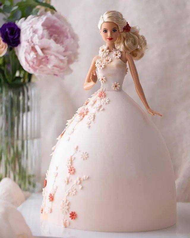 穿婚纱的娃娃_芭比娃娃图片婚纱(3)