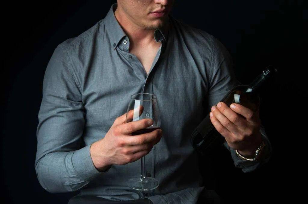 后劲|却后劲很大？【适量饮酒 快乐生活】为什么都说喝葡萄酒不易醉