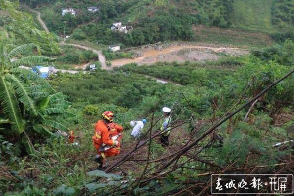 车底|昆磨高速一货车冲下60米山坡，1人被甩出车外，驾驶员被困车底