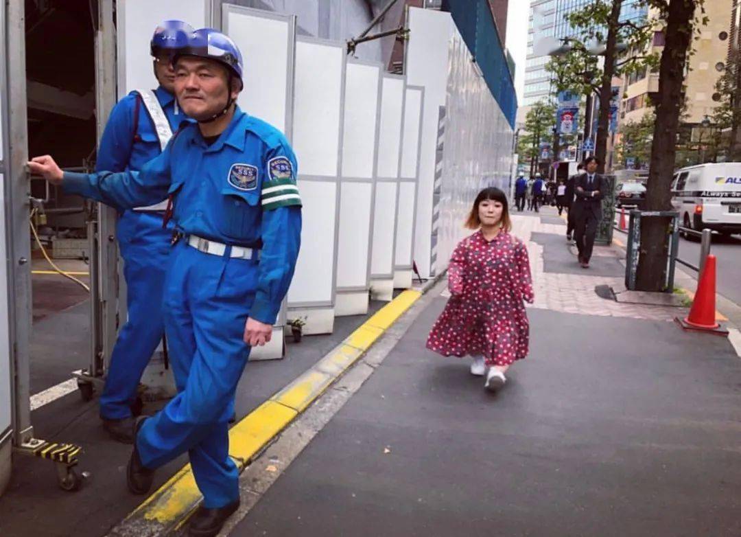 夜店|身高只有1.24m的侏儒女，却成了东京某夜店的最人气舞女，你不努力谁替你坚强？