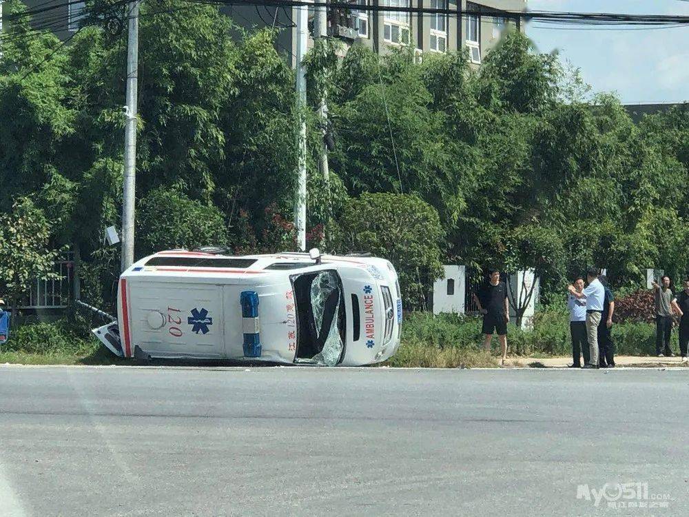 镇江一120救护车被撞翻,数名医护人员受伤,车上还有病人