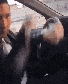 搞笑GIF:交到这样的女朋友 注定每天都有惊喜