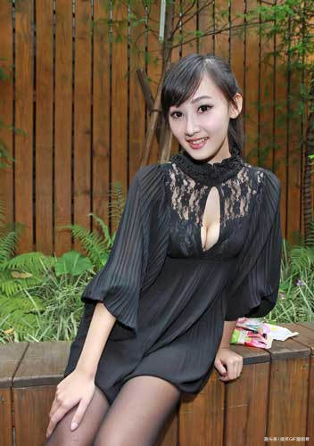 搞笑GIF:交到这样的女朋友 注定每天都有惊喜