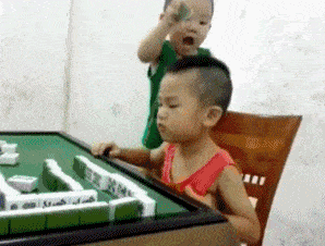 搞笑GIF:交到这样的女朋友 注定每天都有惊喜