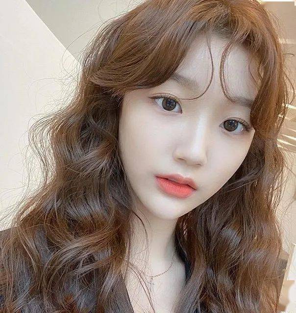 棕色|虞书欣和李圣经双双换上神仙发色，秋冬最显肤白发色你get了吗？