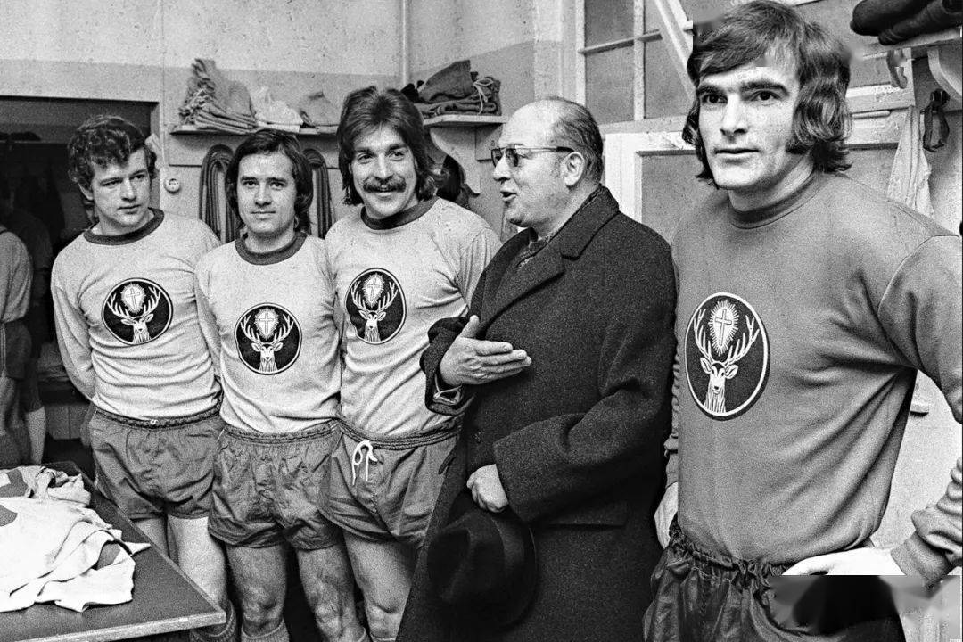 球衣|为什么球衣上除了队徽和号码还有这些东西?丨ULSUMFootball