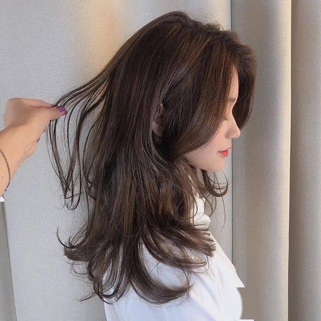 棕色|虞书欣和李圣经双双换上神仙发色，秋冬最显肤白发色你get了吗？