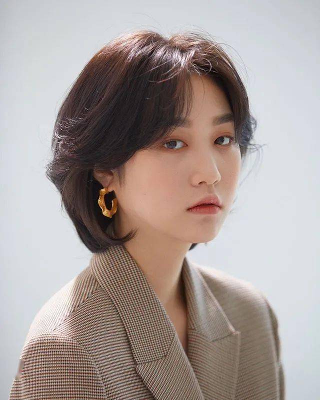 棕色|虞书欣和李圣经双双换上神仙发色，秋冬最显肤白发色你get了吗？