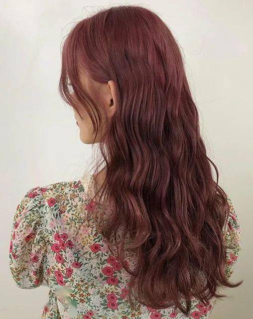 棕色|虞书欣和李圣经双双换上神仙发色，秋冬最显肤白发色你get了吗？