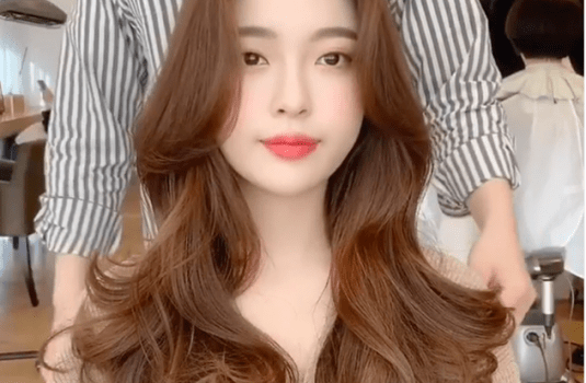 棕色|虞书欣和李圣经双双换上神仙发色，秋冬最显肤白发色你get了吗？