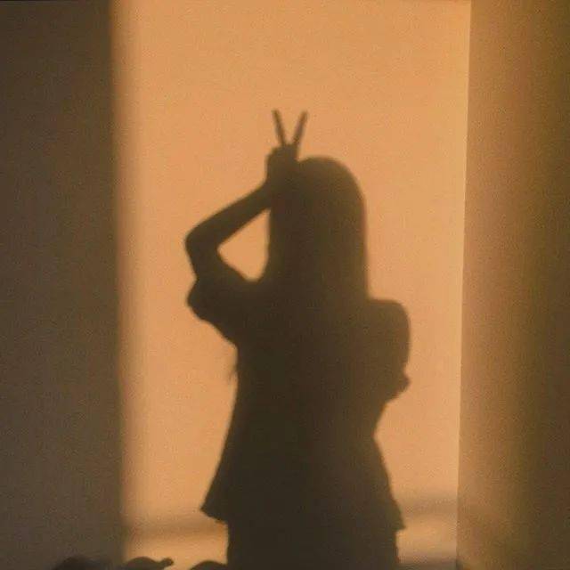 棕色|虞书欣和李圣经双双换上神仙发色，秋冬最显肤白发色你get了吗？